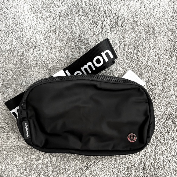 🔥🏝🛫 Lululemon Everywhere Belt Bag in BLACK AND WHITE. LAST ONE🔥🏝🛫 - Picture 1 of 4